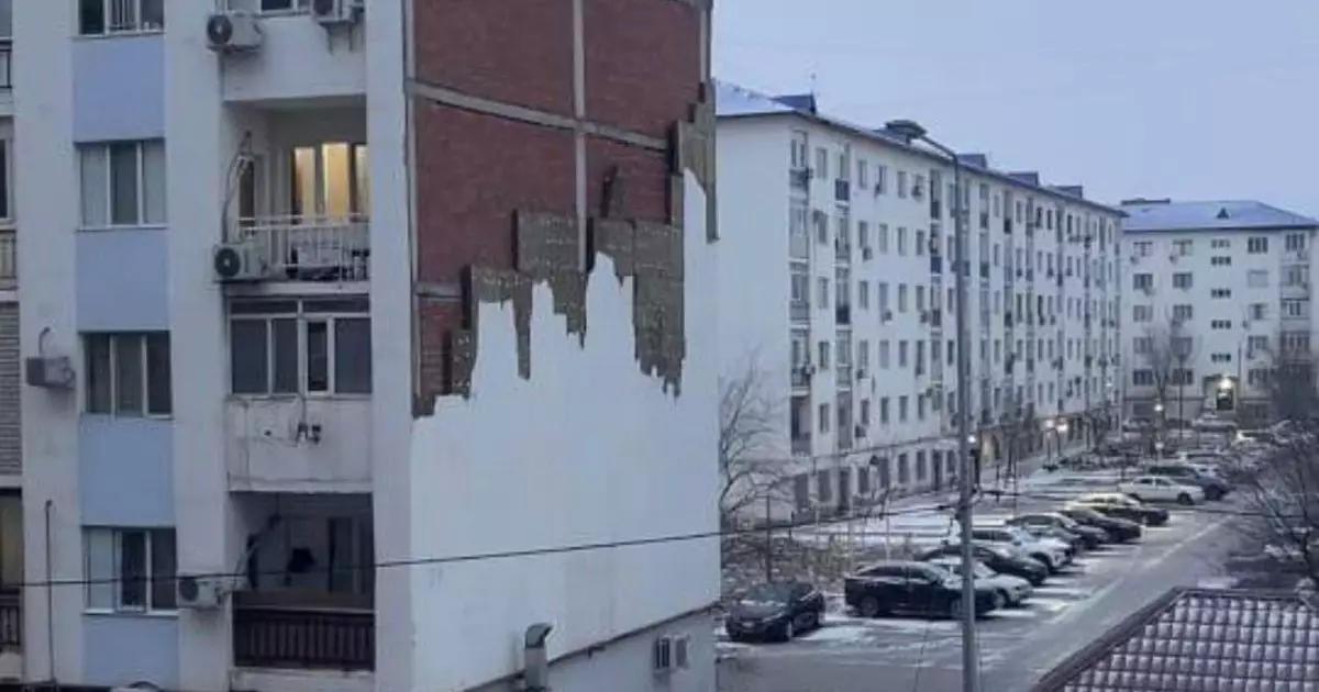   «Электр сымы үзіліп, үйдің шатыры құлады»: Атырауда ауа райының кесірінен тұрғындардың өміріне қауіп төнді   