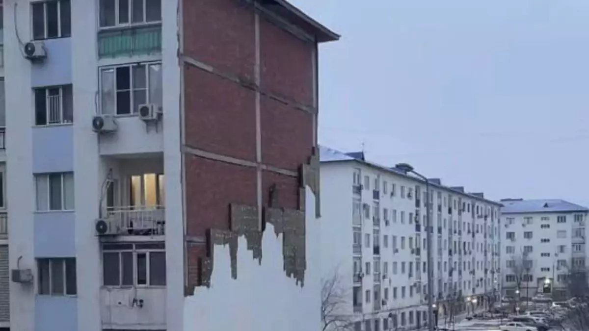 Атырауда қолайсыз ауа райынан қасбеттер құлап, шатырлар ұшып, аудандар жарықсыз қалды