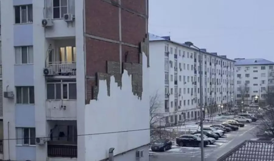 Шатырлар опырылып, электр сымдары үзілді: Атырауда дауыл соқты