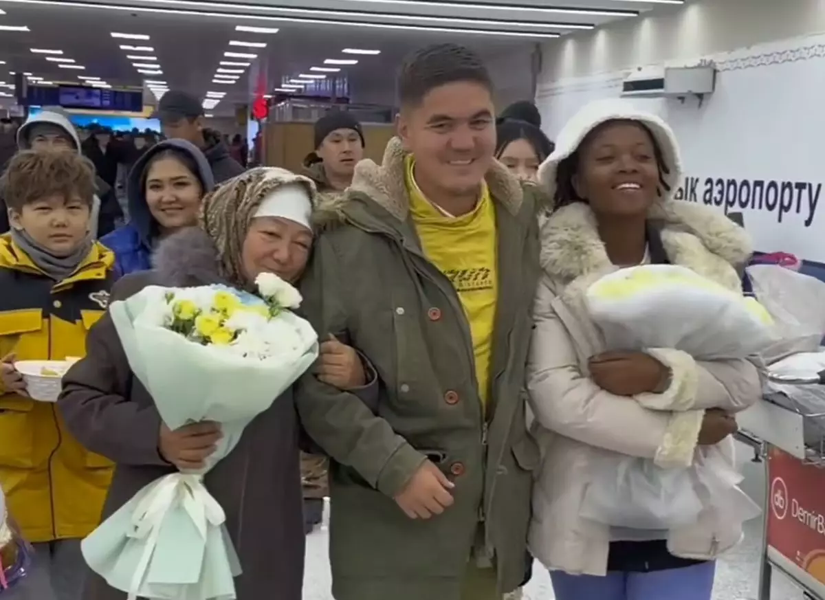 Қырғыз велосаяхатшысы Африкаға велосипедпен барып, жергілікті қызға үйленді