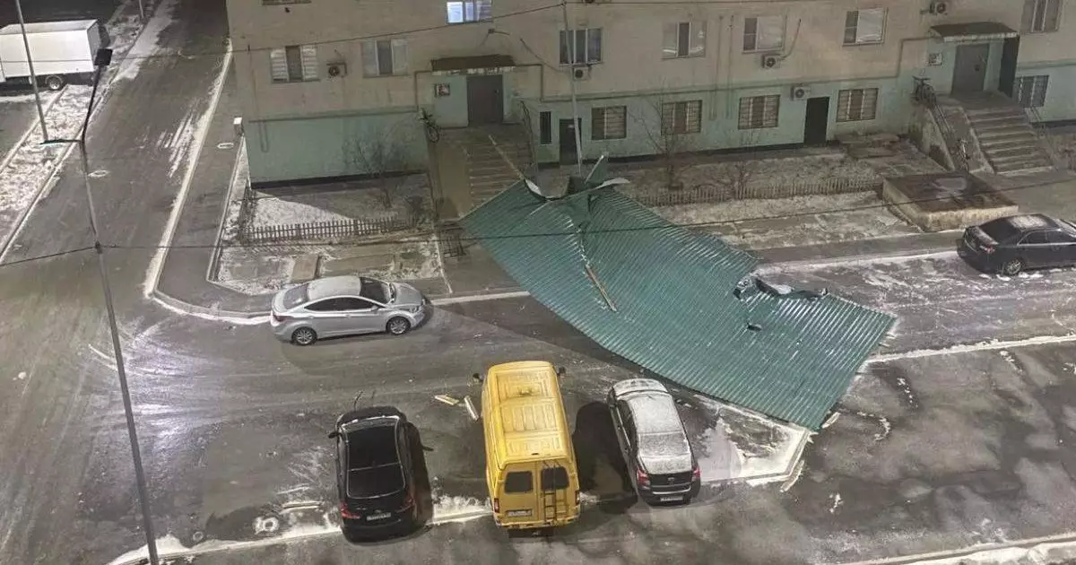  Атырауда қатты желден үйлердің шатыры мен сыртқы жабындары бүлінді 