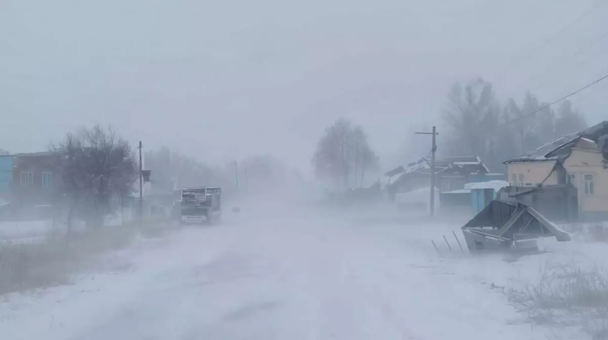 Ураганный ветер в Атырауской области: сорваны крыши, закрыты трассы