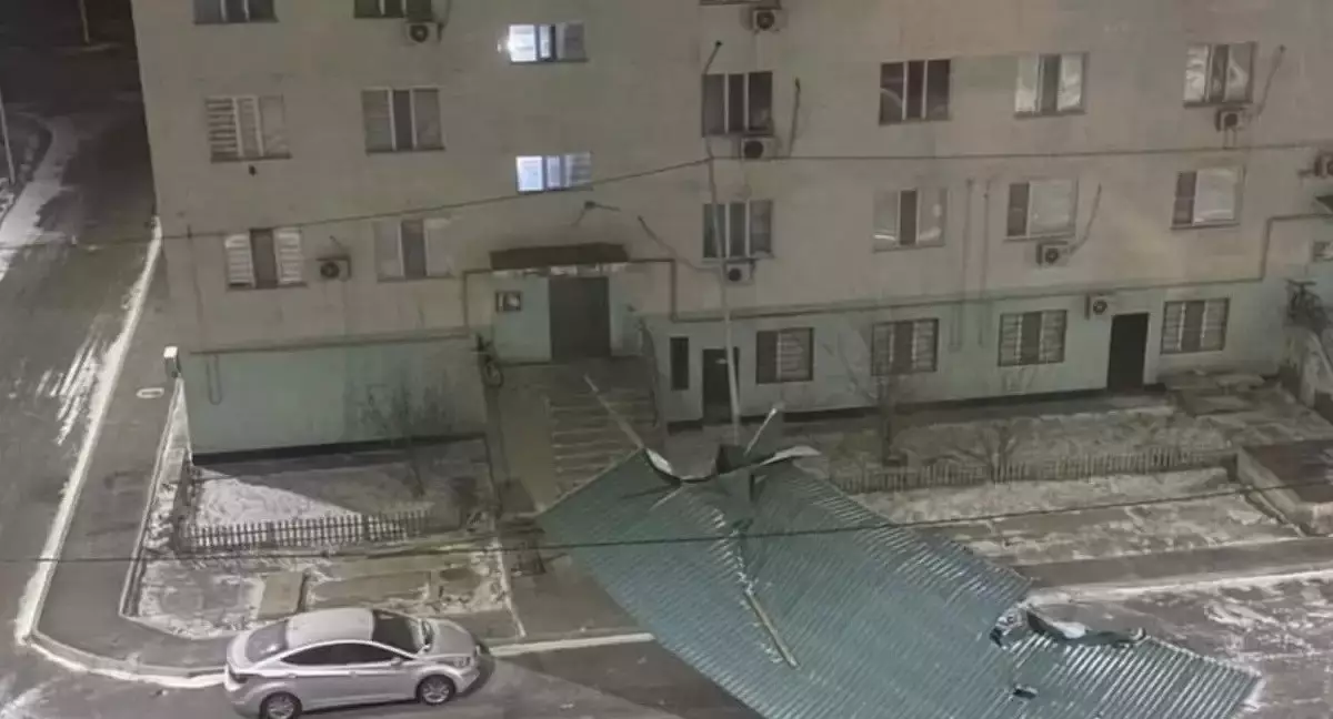 Атырауда екпіні күшті жел шатырларды ұшырып әкетті