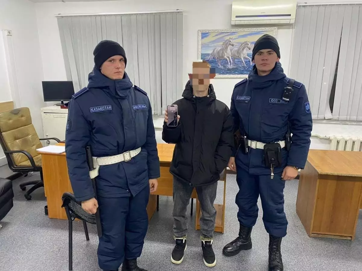 Гвардейцы вернули горожанину утерянный телефон в Таразе