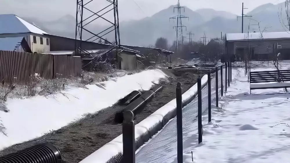 Видео с плывущими по реке трубами объяснили в акимате Алматы