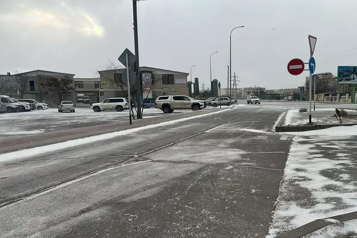 Заносит на поворотах: водители Актау жалуются на обледеневшие дороги и слабую реакцию коммунальщиков - новости на Lada.kz 14.12.2025