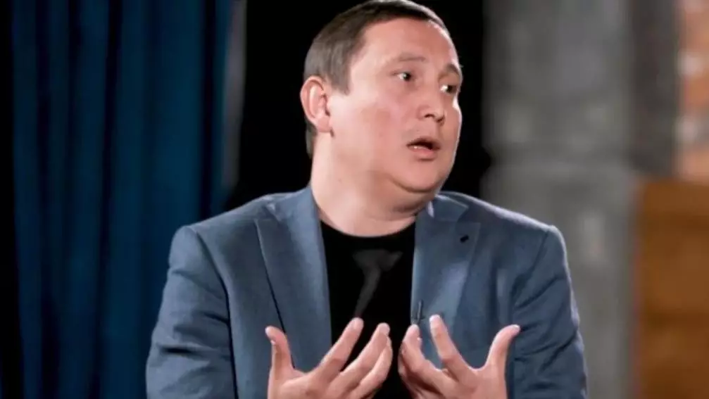 "Қатыннан таяқ жеді": Әзілкеш Қайрат Әділгерейдің масқарасы шықты