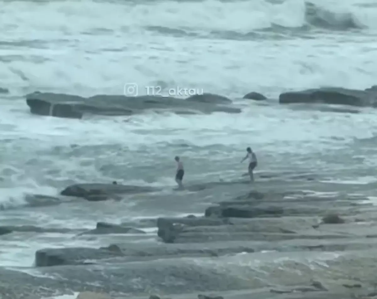 Кадры купания жителей Актау в бушующих волнах шокировали Сеть