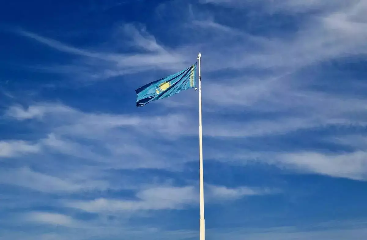 Государственный флаг сняли в Актау - новости на Lada.kz 14.12.2025