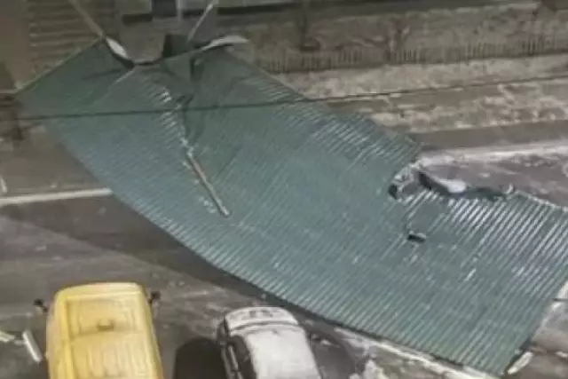 Атырауда тұрғын үйлердің шатыры ұшып, жолдар жабылды