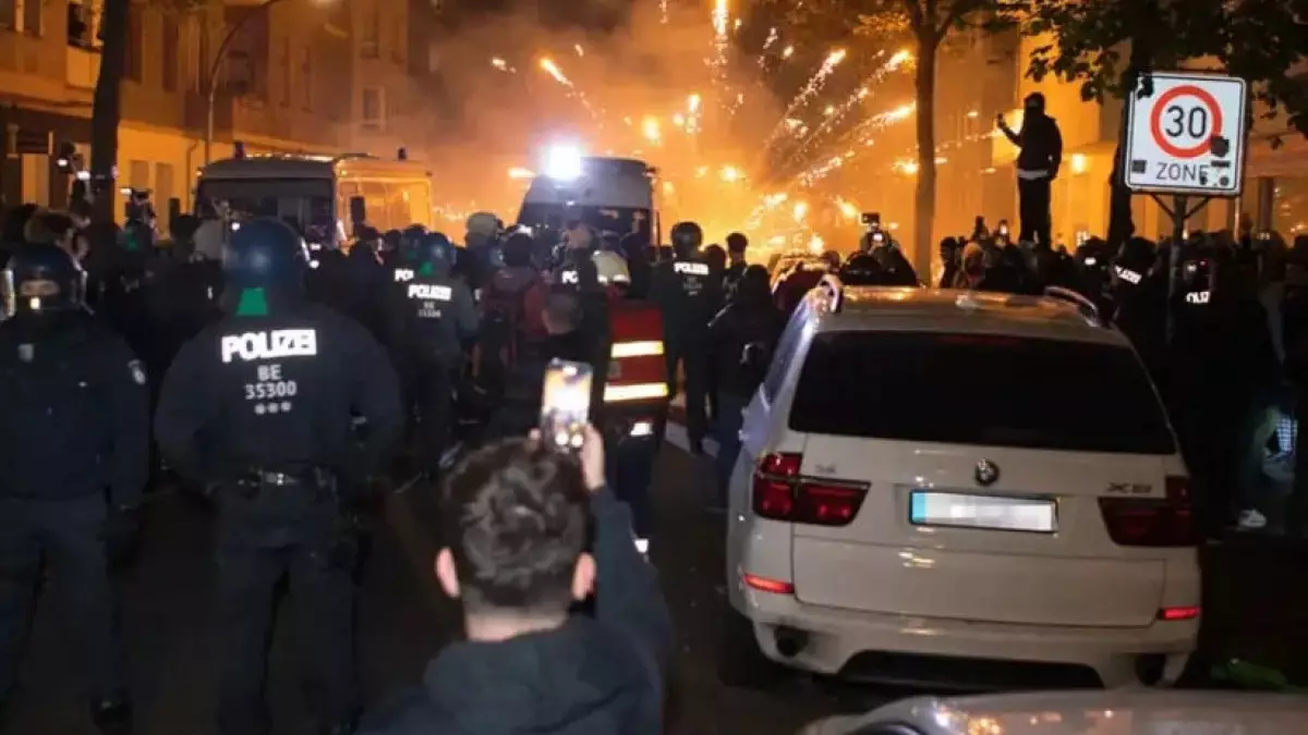 Берлинде митингіден кейін 18 адам ұсталып, полиция қызметкерлері зардап шекті