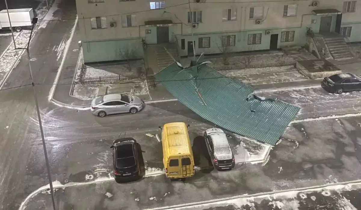 Повреждены школы и больницы: последствия шторма ликвидируют в Атырауской области (ВИДЕО)