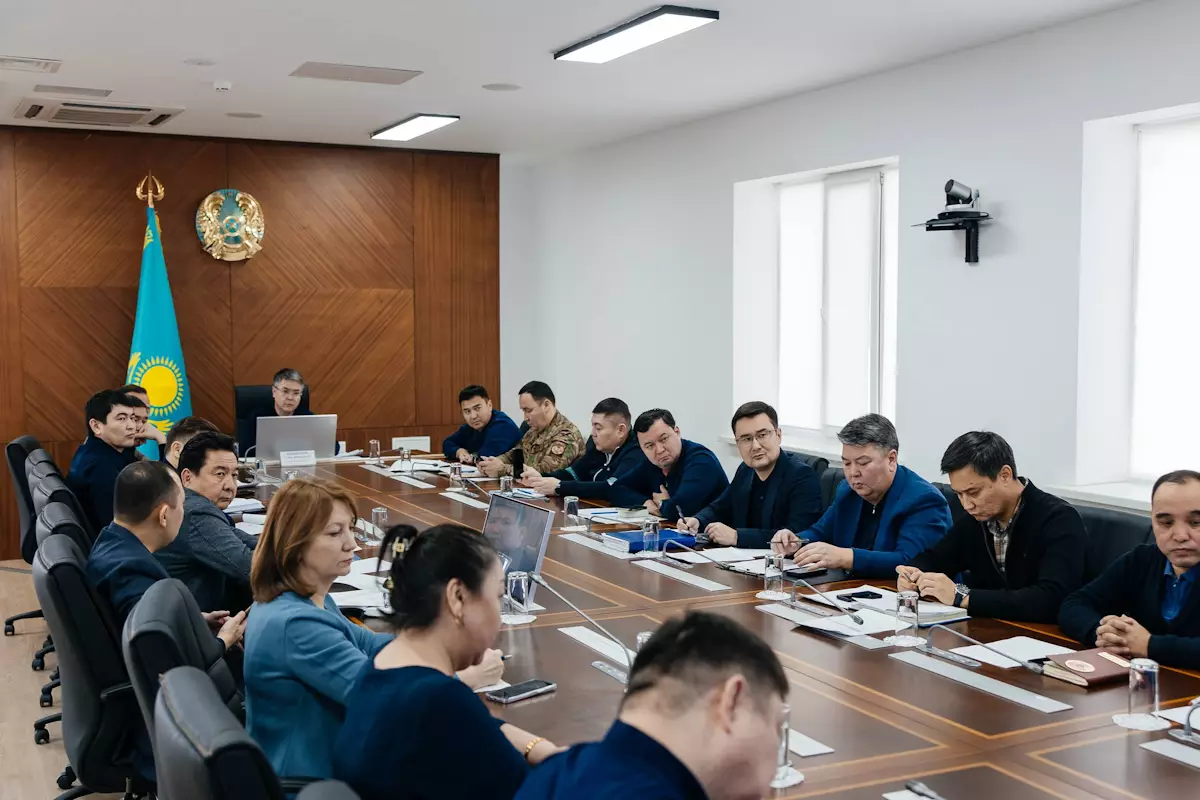 Аким области провёл заседание оперштаба из‑за непогоды в Атырау
