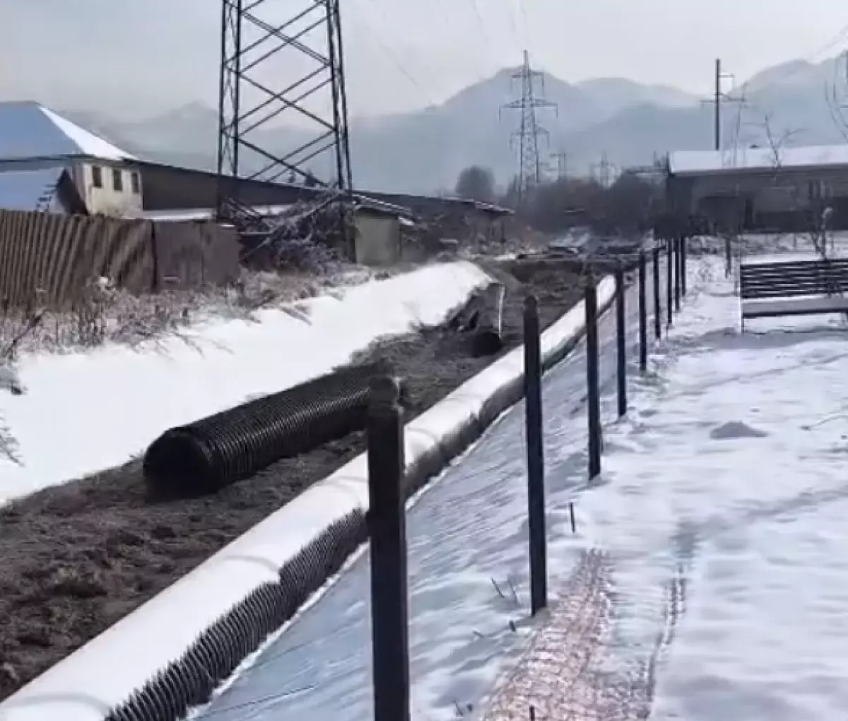 Акимат Алматы объяснил видео с трубами, плывущими по реке