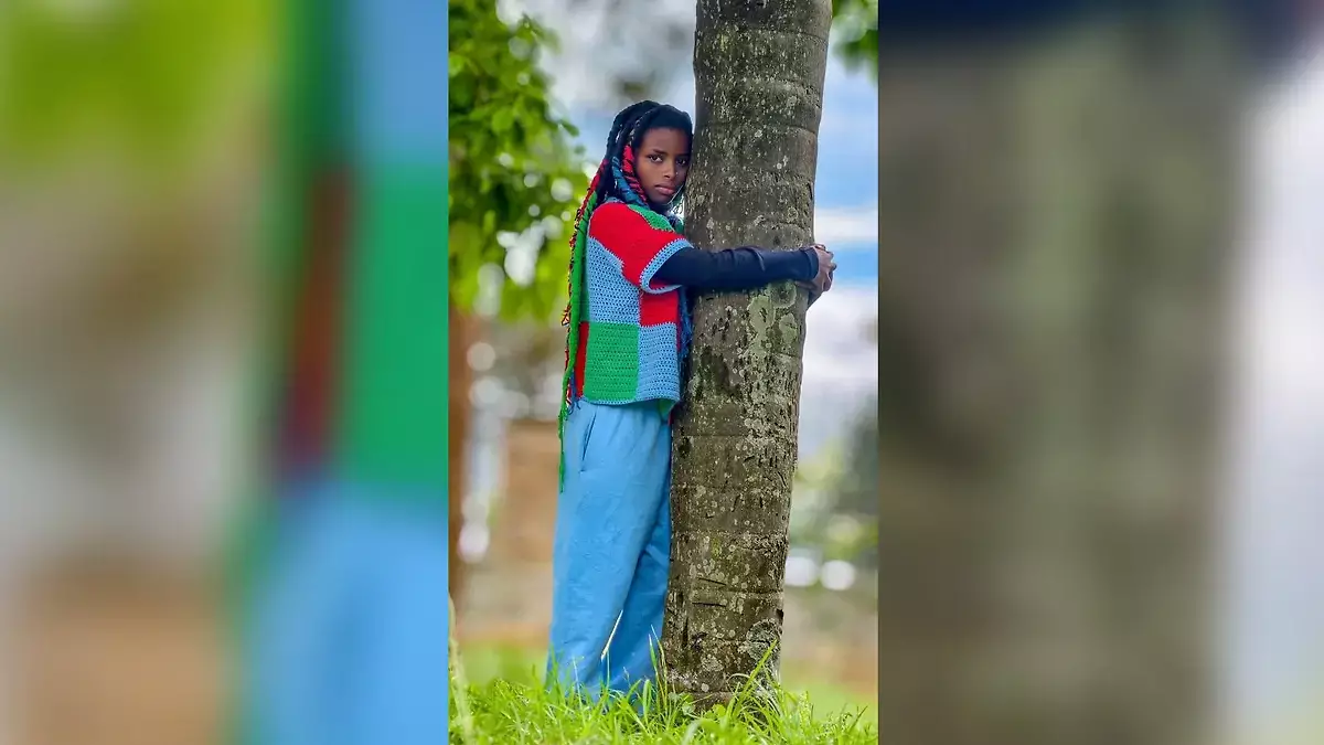 Женщина установила рекорд, обнимая дерево три дня подряд - новости на Lada.kz 14.12.2025