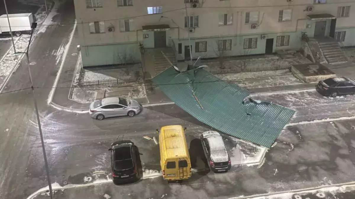 Сильный ветер сорвал крыши и облицовку домов в Атырау в Казахстане.