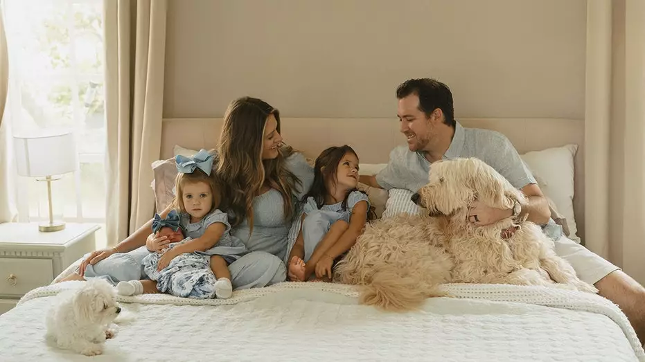 Мама утверждает, что вирусное видео показывает, как её выгнали из ресторана в Джорджии за кормление грудью.