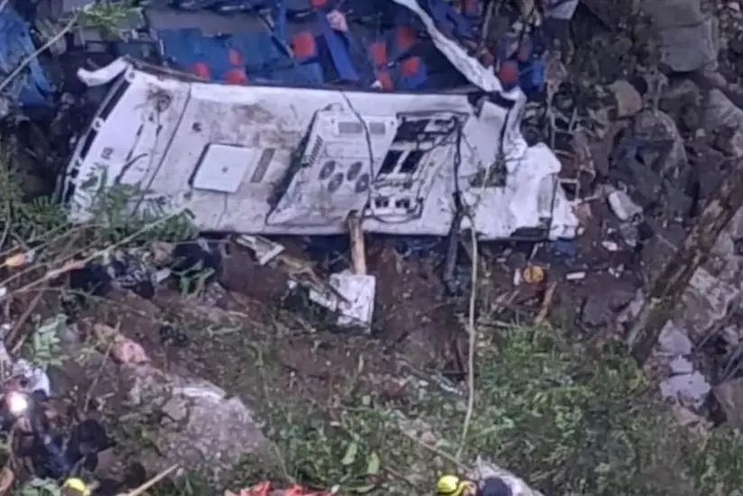 В Колумбии школьный автобус упал в ущелье: 16 погибших и 20 пострадавших