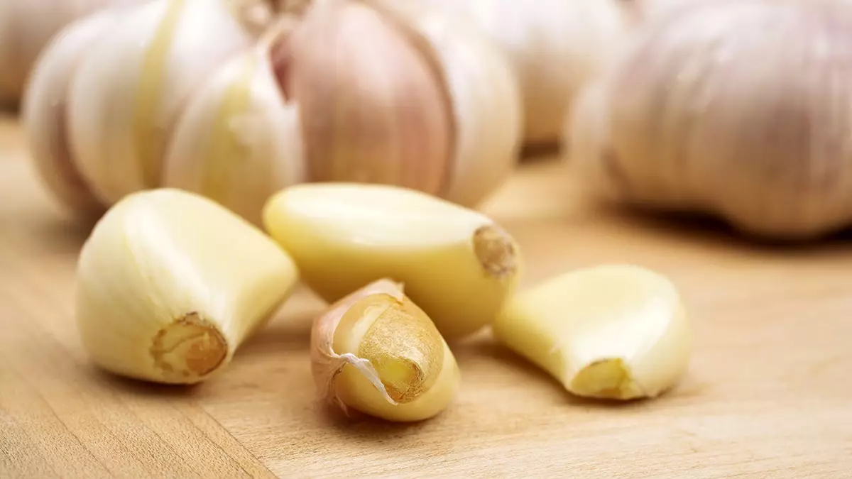 Чеснок может стать неожиданной альтернативой ополаскивателю для рта, как показал новый обзор.