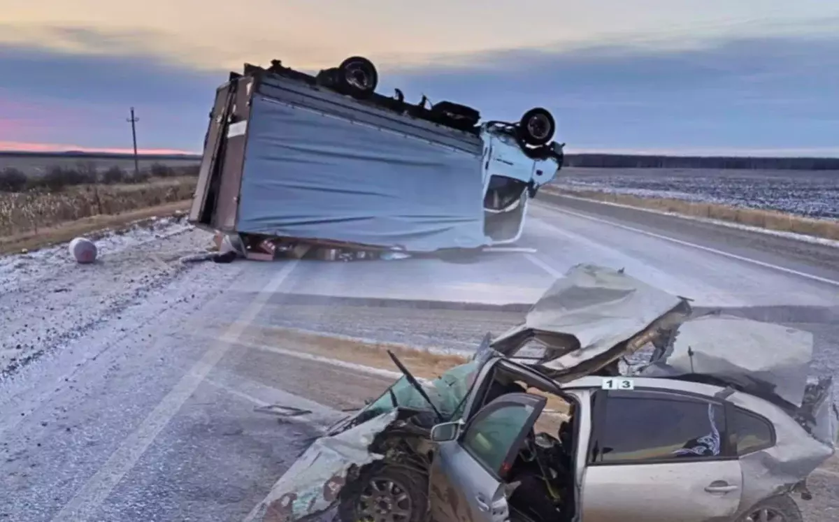 Жуткое ДТП в СКО: легковушка протаранила два грузовика