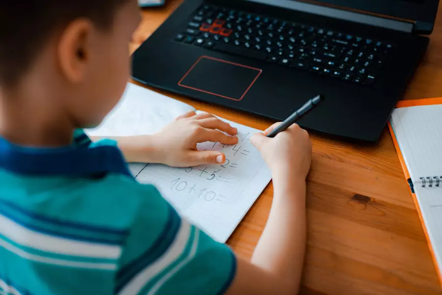 Астанада төменгі сынып оқушылары қашықтан оқиды