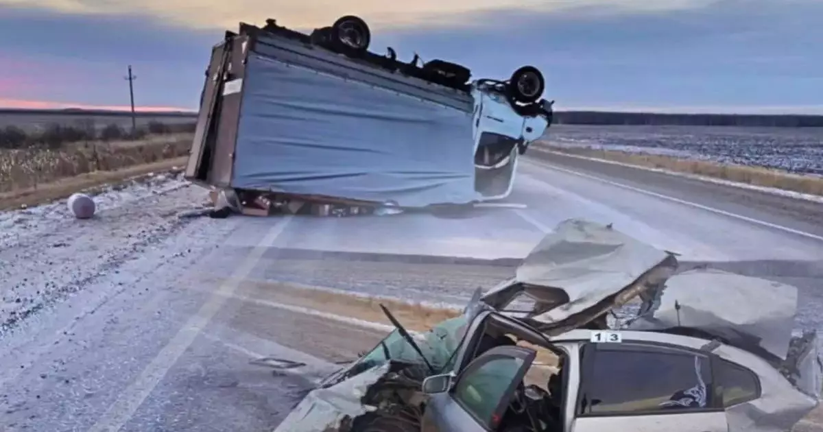  Солтүстік Қазақстанда екі жүк көлігі мен жеңіл автокөлік соқтығысты 