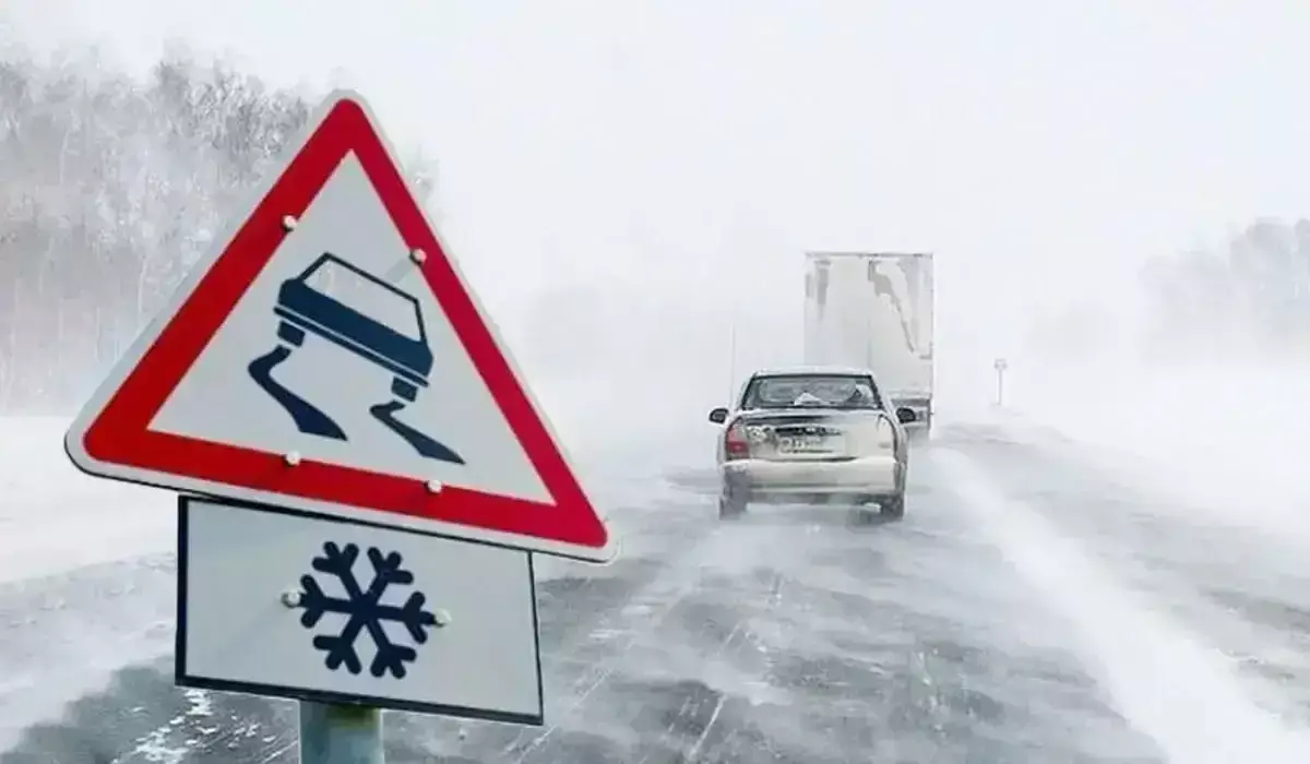Ограничение движения транспорта ввели на дорогах в двух областях Казахстана