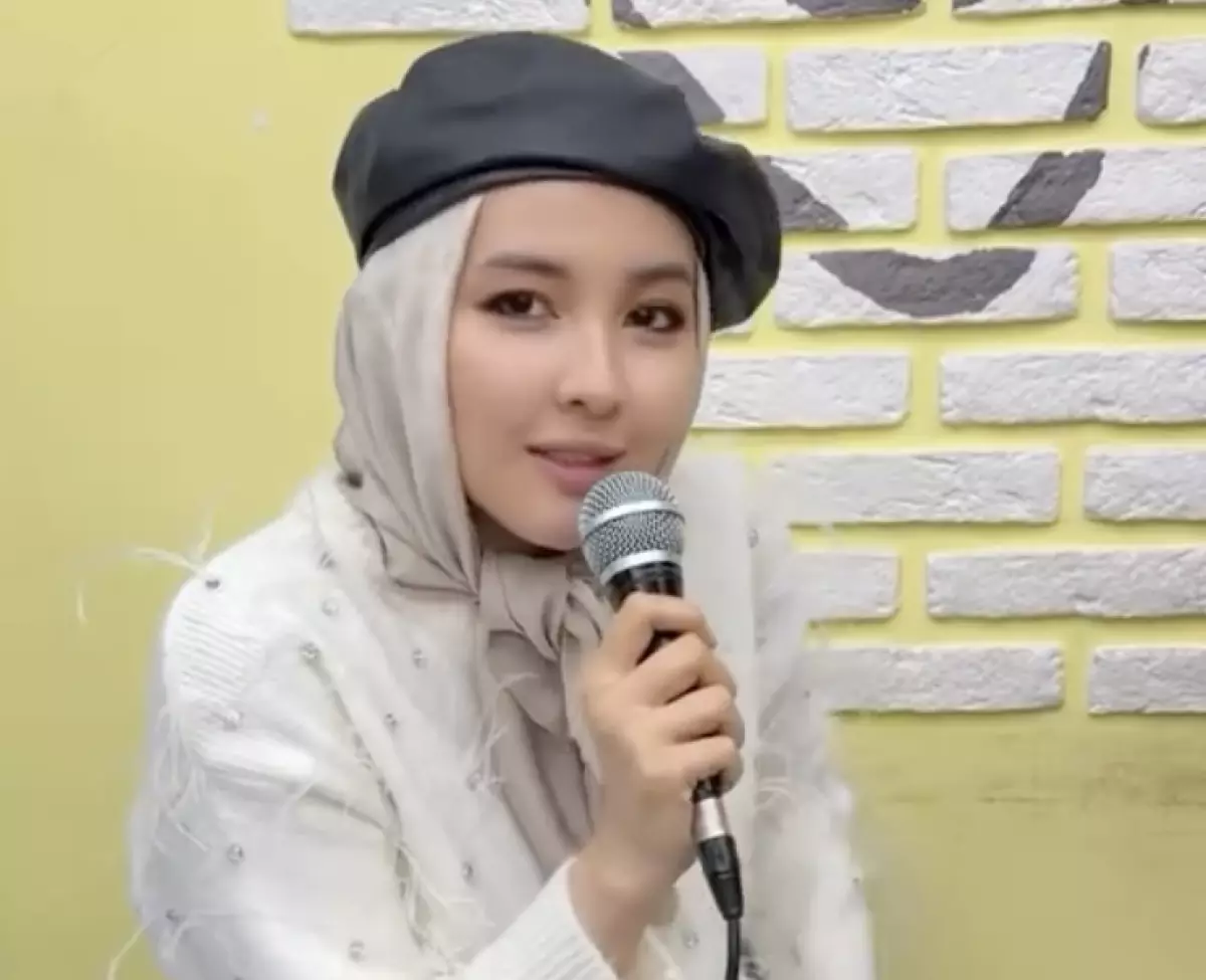 «Дауысы ерекше, жағымды»: Айдана Меденова қайта ән айта бастады (ВИДЕО)