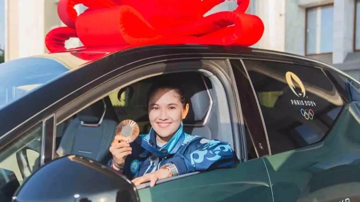 Назым Қызайбай сыйға берілген көліктерін сатып, жеке залын ашпақ