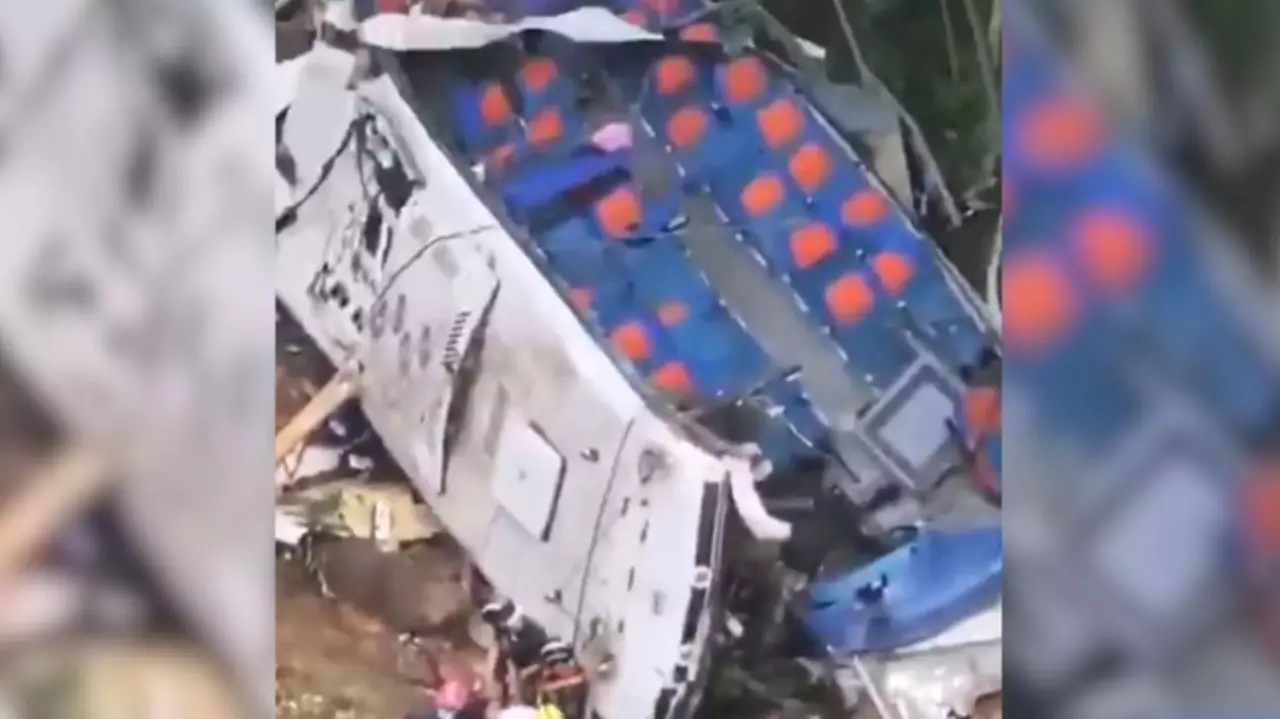 Колумбияда автобус апатынан 17 адам көз жұмды