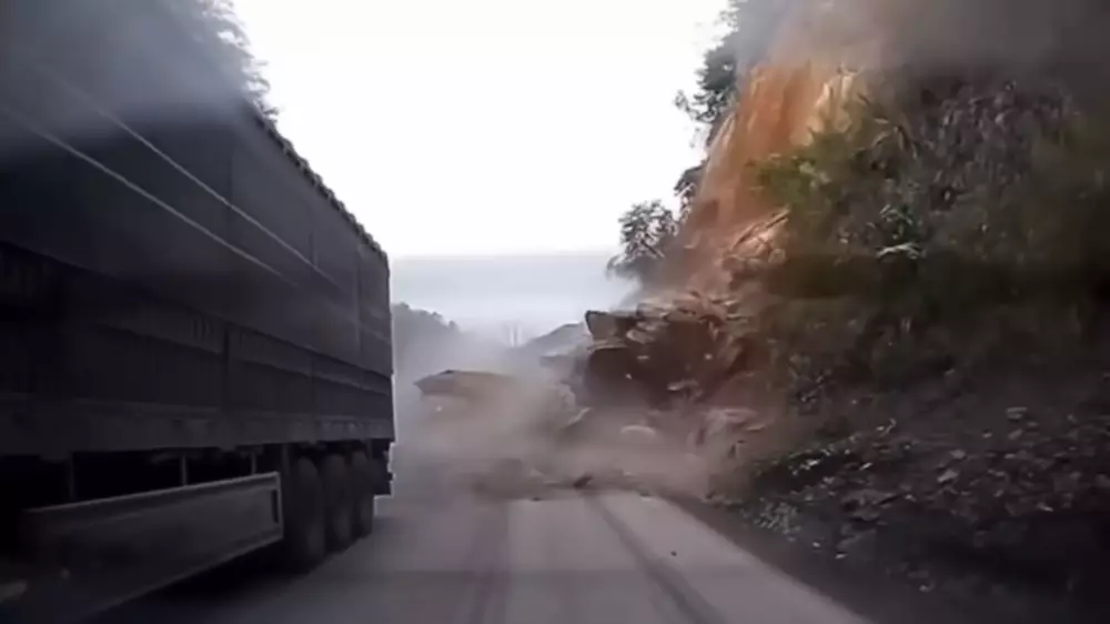Оползень засыпал людей: страшный инцидент во Вьетнаме попал на видео