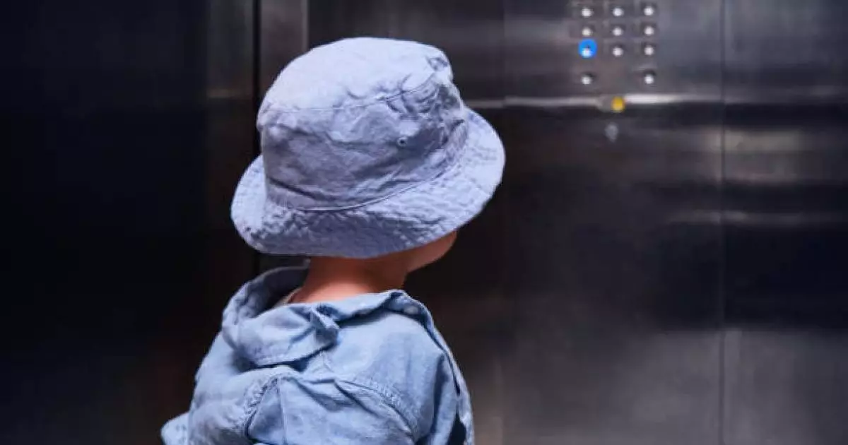  Қарағандыда 3 бала лифтіде қамалып қалған 