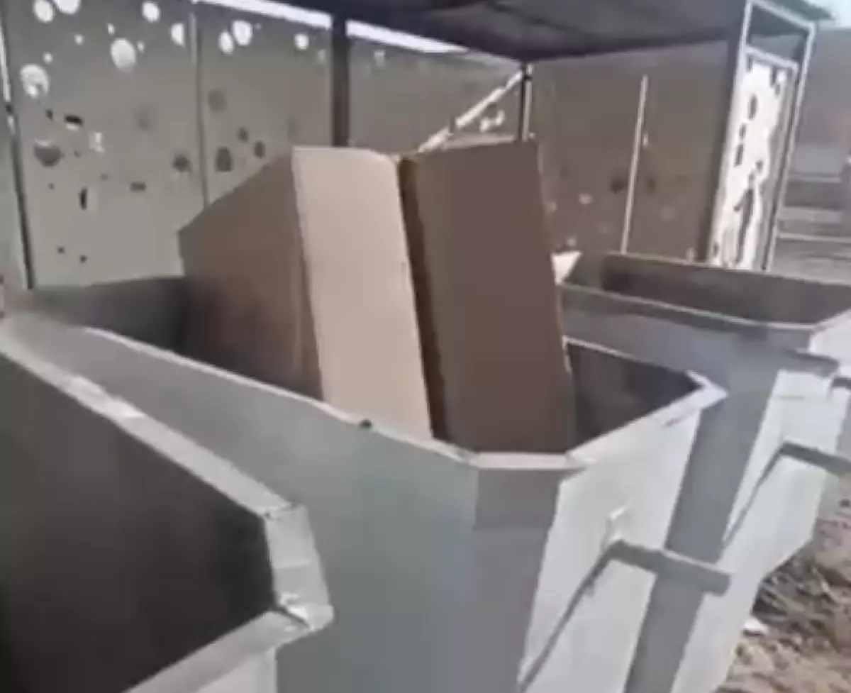 Қызылордада жаңа қойылған қоқыс контейнерлері 3 айға жетпей қирап қалды