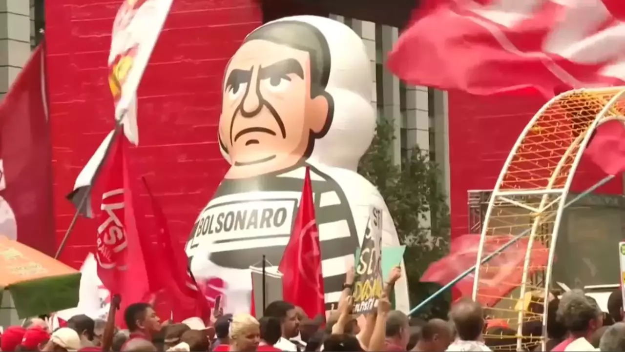 Протесты против сокращения срока Болсонару проходят в Бразилии