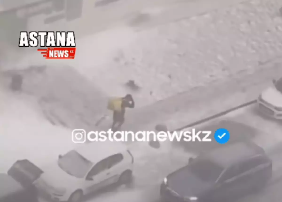 Астанчане сняли, как курьер борется с бураном ради заказа (ВИДЕО)