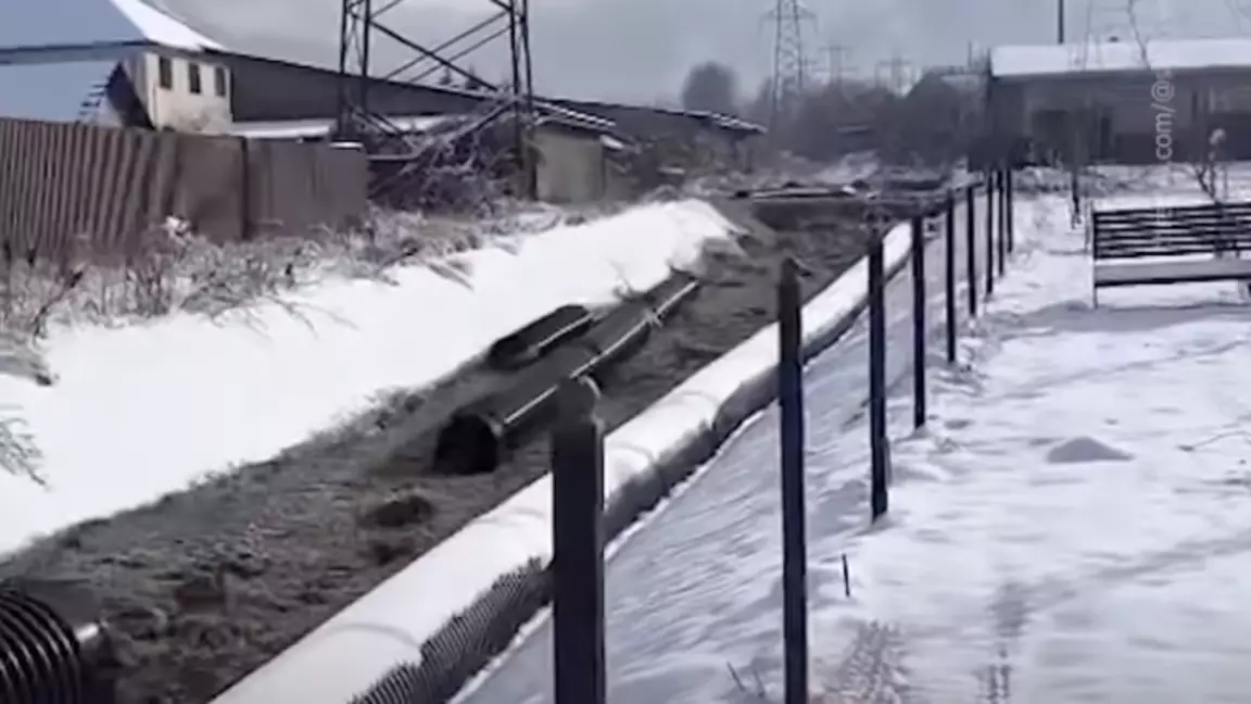 Өзеннен құбыр ағып жатыр: Алматыдағы жағдай жұртты алаңдатты