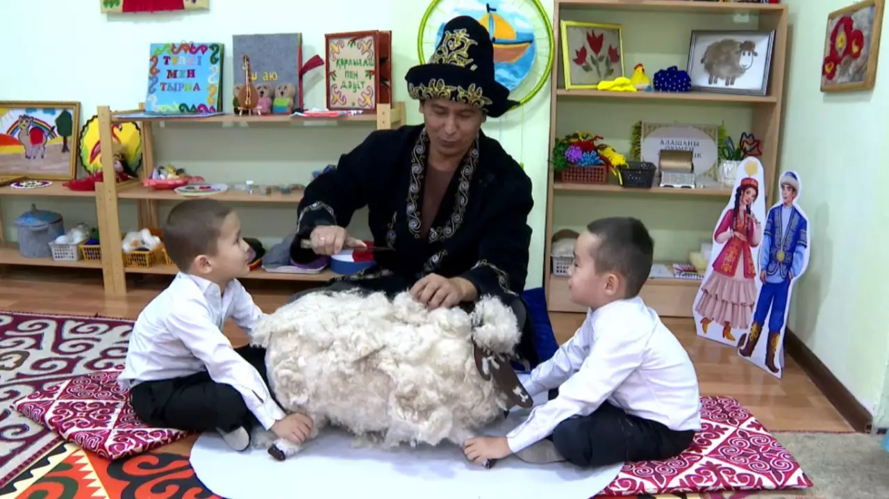 Малыши делают игрушки из шерсти