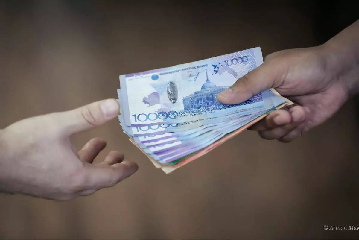 Кто получит социальные выплаты к Новому году в Казахстане