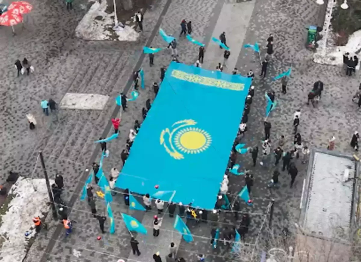 Молодёжь Алматы организовала патриотический флешмоб ко Дню Независимости РК
