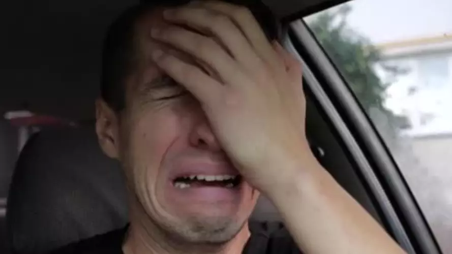 "Әкемнің кесірінен гей болдым" деген жігіттің жан айқайы жүректі ауыртты