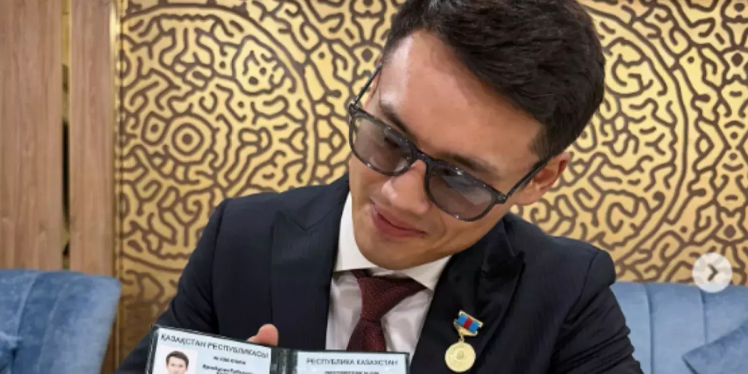 «Маған берді, мен алдым»: жақында атақ алған Еркебұлан Тоқтар өзін сынағандарды орнына қойды