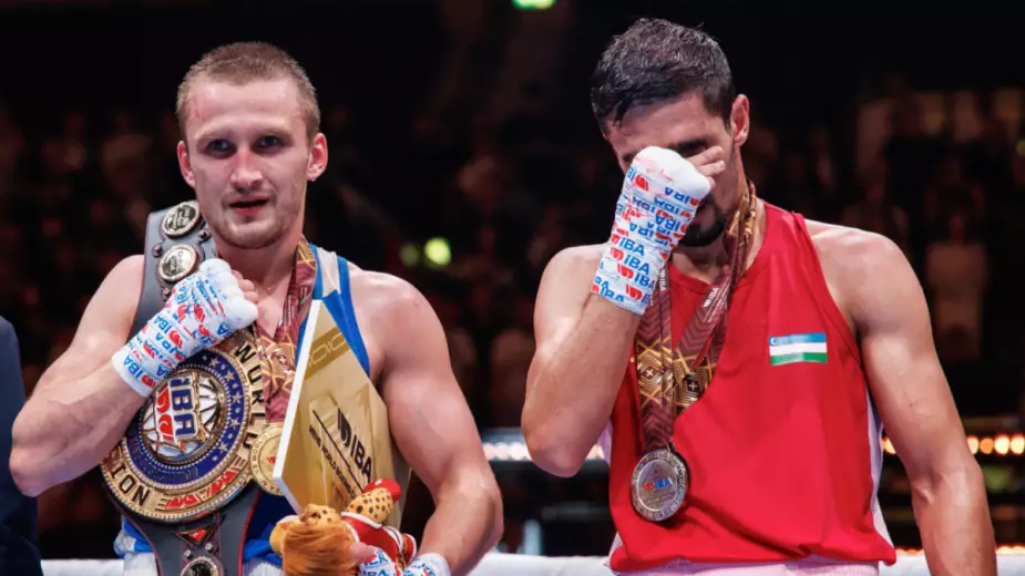 Российский боксер укусил Абдумалика Халокова в финале ЧМ. Раньше IBA отбирала золото у узбека за такое