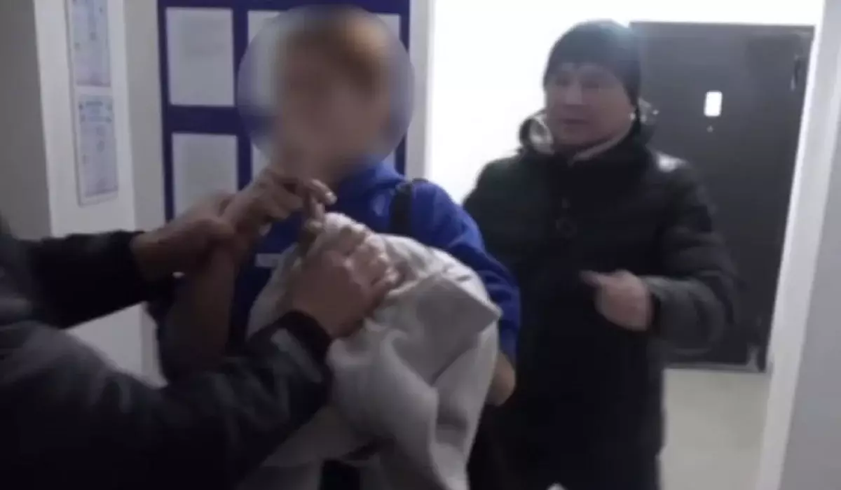 ШҚО-да 19 жастағы бойжеткен есірткі таратып жүрген жерінен ұсталды (ВИДЕО)