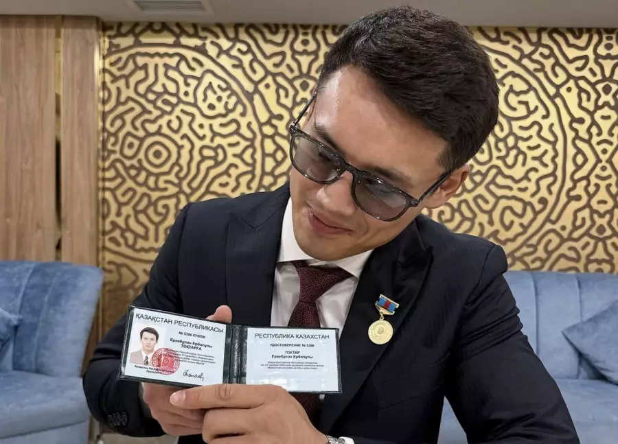 “Атақ-даңқ қызық емес“. Еңбек сіңірген қайраткер атанған Еркебұлан Тоқтар жұрттың сынына жауап берді