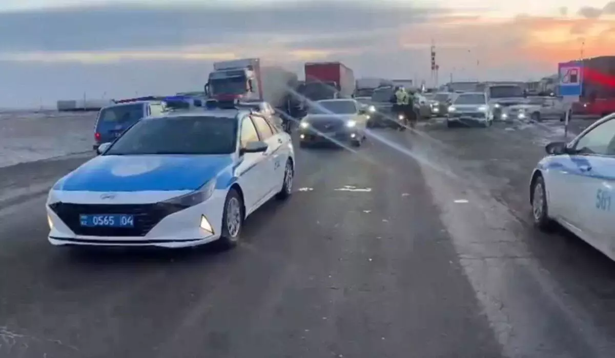 Больше 1,5 тысячи автомобилей застряли на трассах Актюбинской области (ВИДЕО)