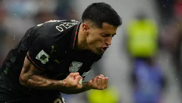 Звёздный футболист напал на пассажира в самолете: скандальное видео оказалось шуткой?