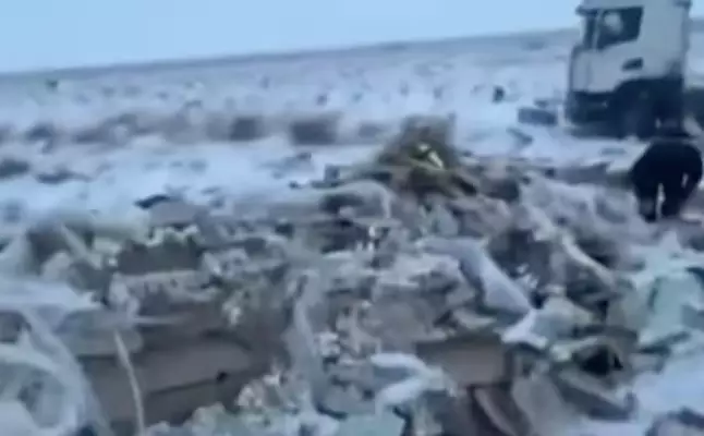 Маңғыстауда йогурт тиелген жүк көлігі аударылып қалған: жүргізуші бүлінбеген өнімді халыққа тегін таратты