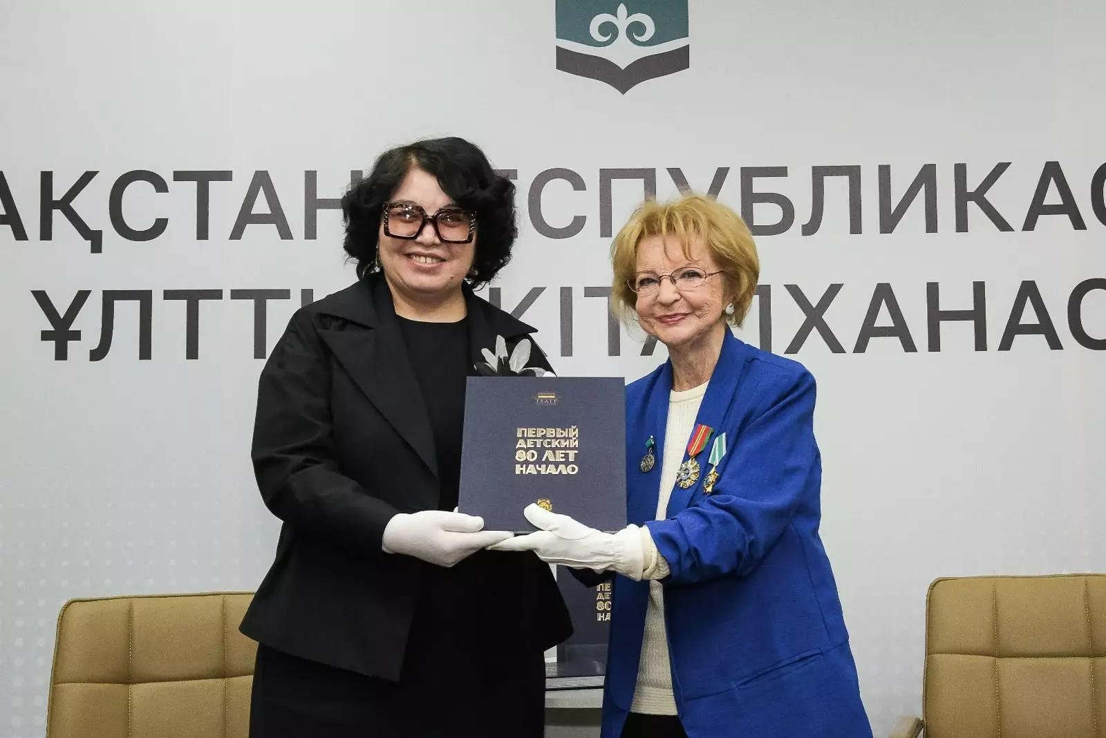 В Алматы состоялась церемония передачи книг об истории Театра Сац в фонды Национальной библиотеки