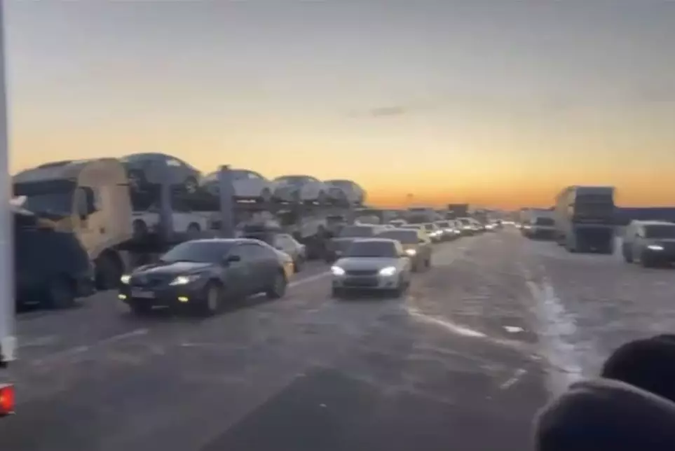 Более 1,5 тысячи автомобилей скопилось на трассах Актюбинской области