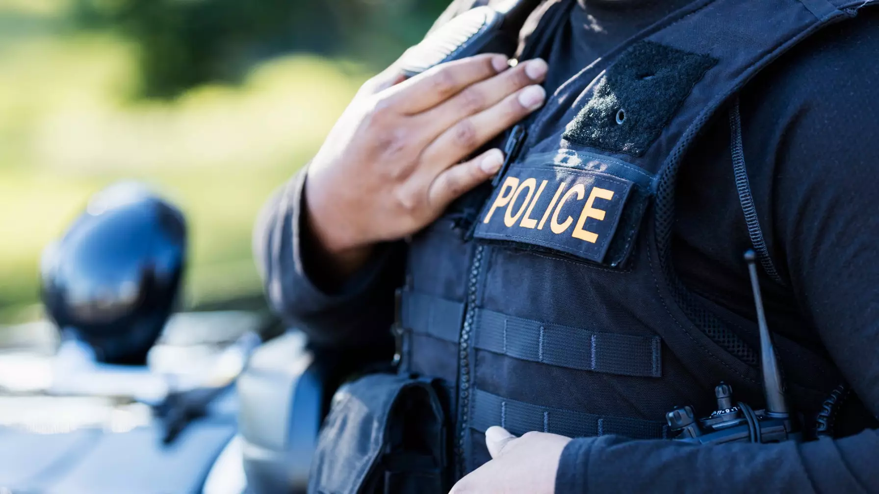 Танымал режиссер мен әйелінің өлі денесі үйлерінен табылды